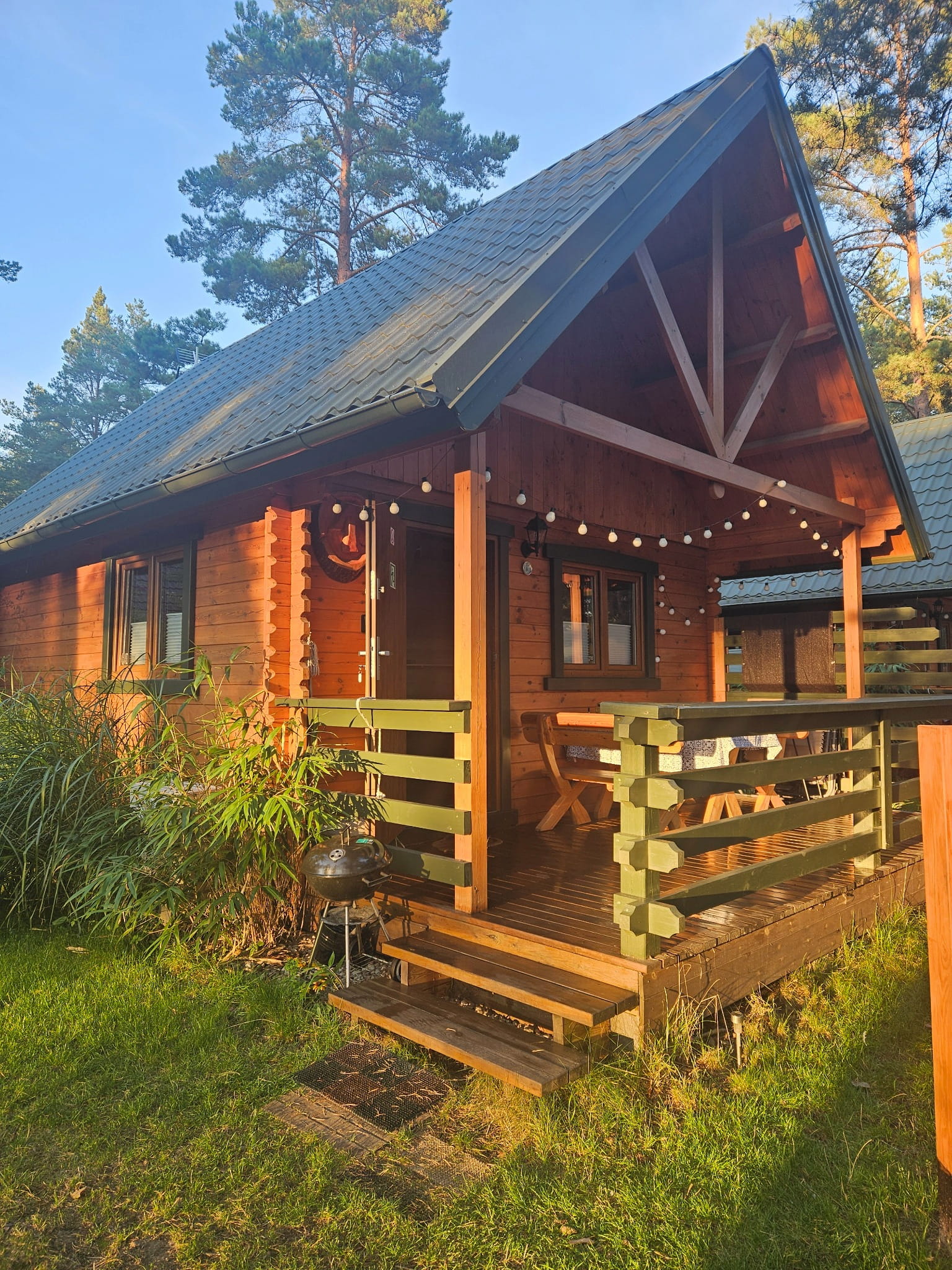 Drewniany domek letniskowy nad jeziorem Wdzydze w Borsku na Kaszubach