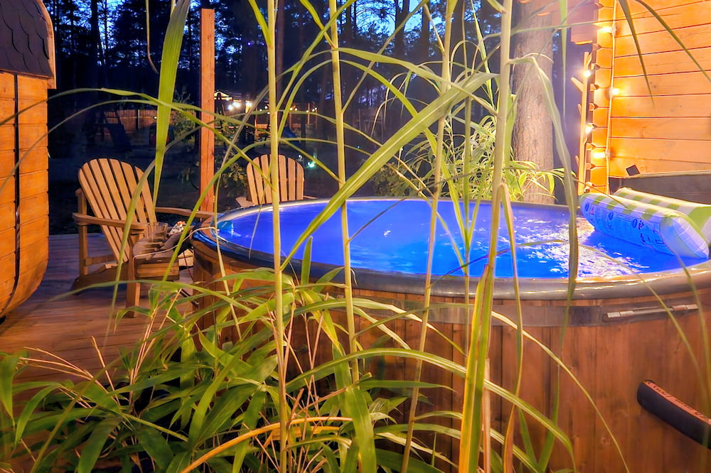 Balia z jacuzzi przy domku w Borsku na Kaszubach