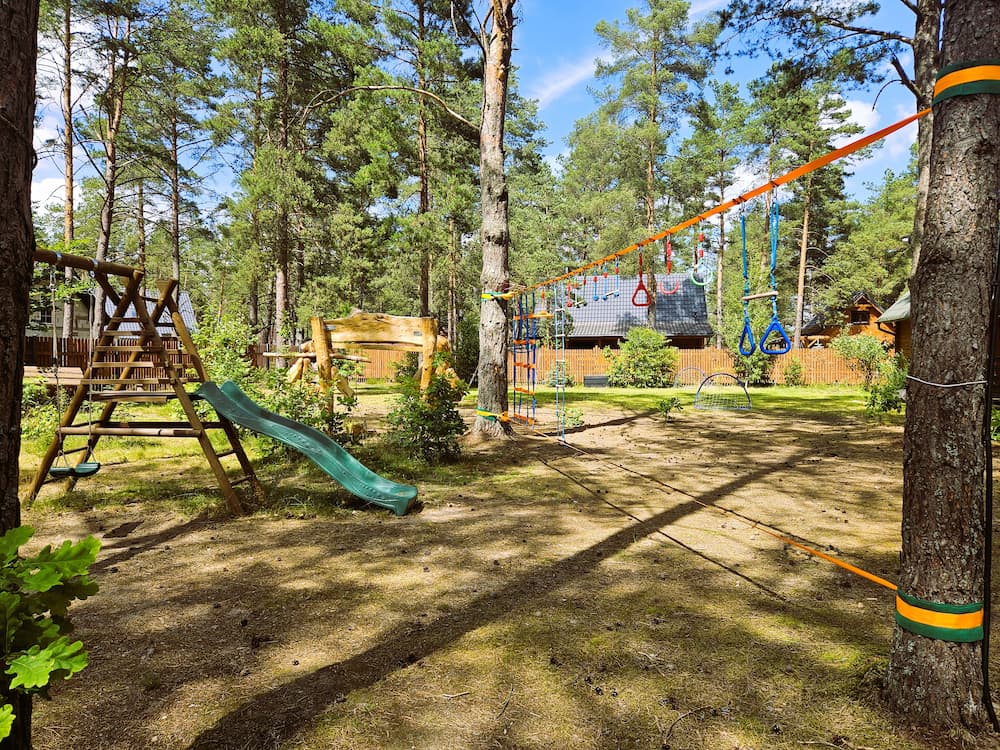 Plac zabaw domki przy domkach w Borsku na Kaszubach
